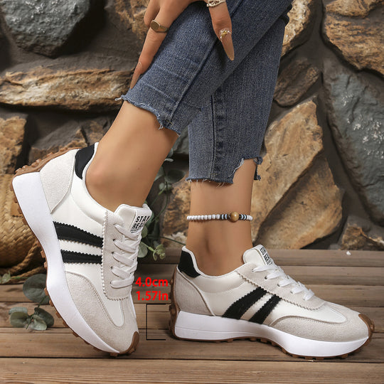 Damen Retro-Sneaker mit profilierter Gummisohle und dekorativen Zierstreifen EB