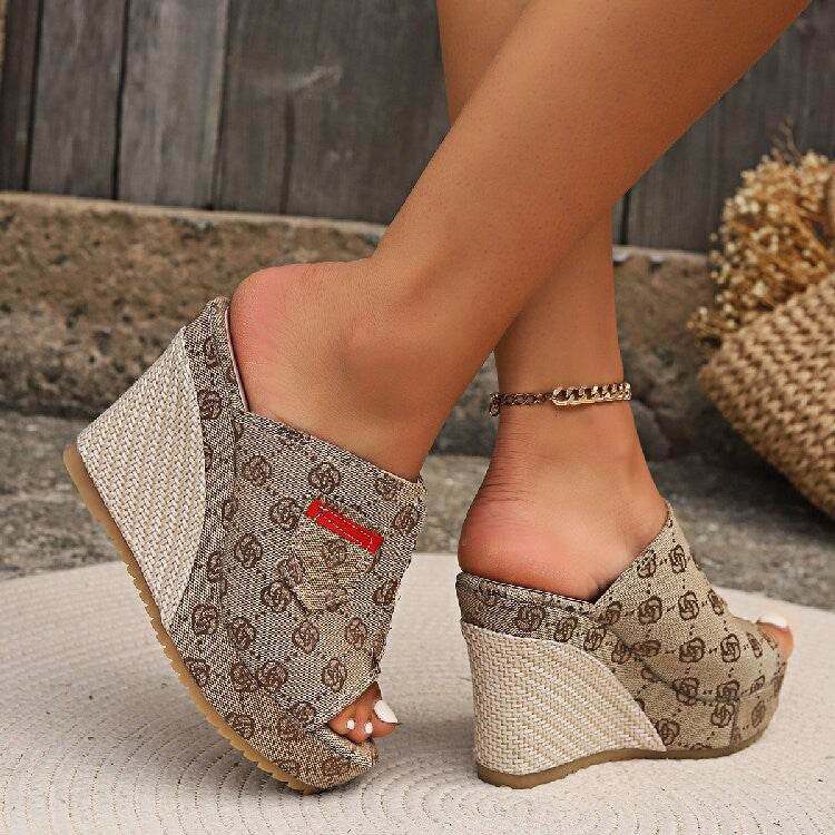 Damen Wedge-Pantoletten mit Denim-Obermaterial und raffiniertem Keilabsatz EB