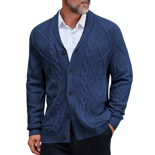 Herren Grobstrickjacke mit elegantem Zopfmuster und praktischen Taschen EB