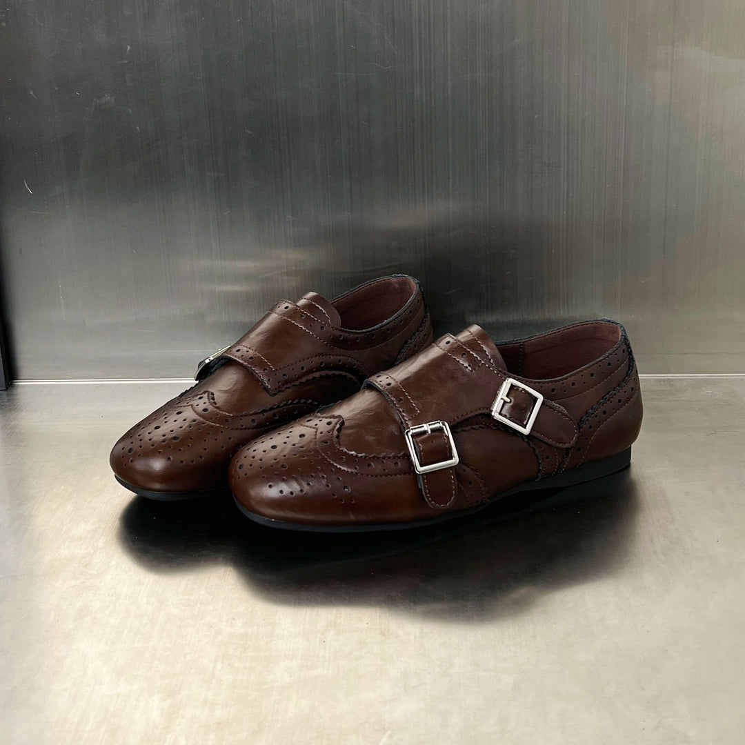 Damen elegante Mokassins mit modischen Schnallen und perforierten Details EB