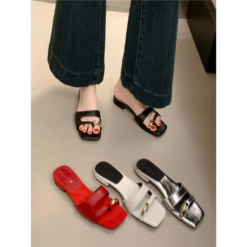 Damen Mules im modernen Metallic-Look mit verziertem Riemendesign EB