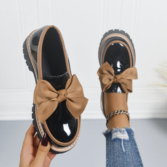 Damen Plateau-Loafer aus Lacklederoptik mit profilierter Gummisohle und Zierschleife EB