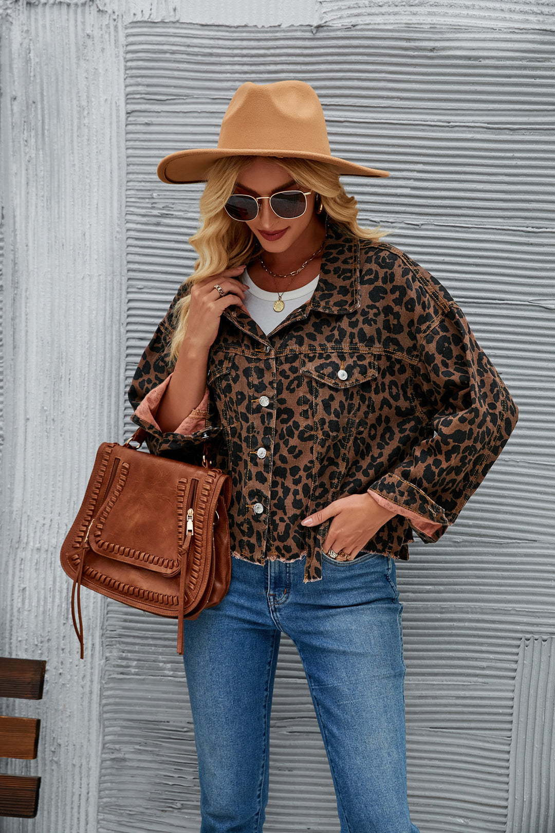 Damen Jeansjacke im angesagten Leo-Design mit oversized Schnitt EB