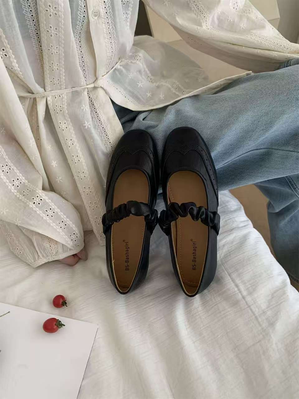 Damen Ballerinas mit elastischem Riemen und dekorativen Details EB
