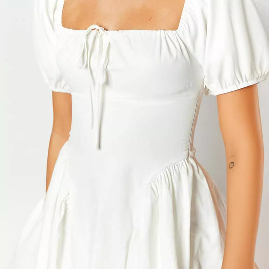 Damen sommerliches Minikleid mit Puffärmeln und tailliertem Design EB
