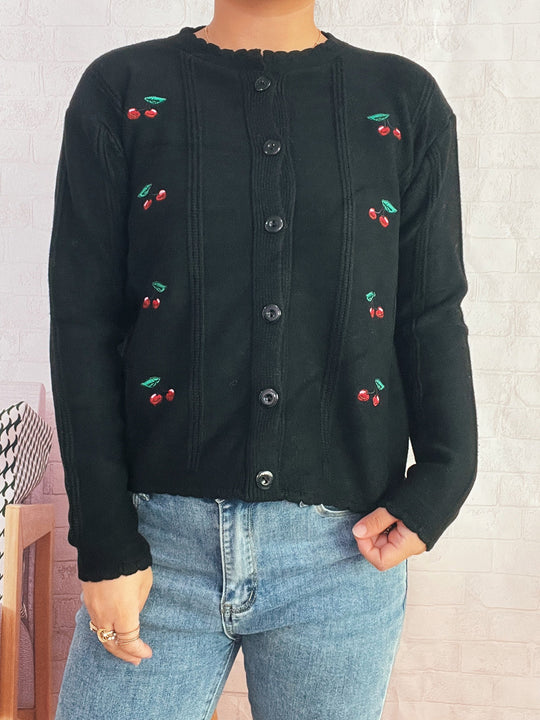 Damen Strickjacke mit verspieltem Kirschmuster und dekorativen Knopfdetails EB