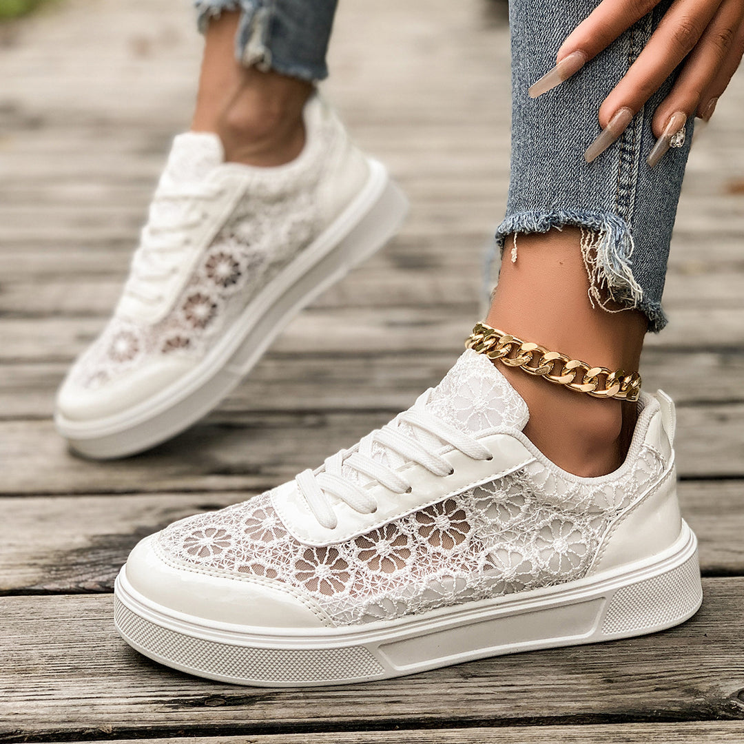 Damen Sneaker mit floralem Spitzen-Design und glänzender Oberflächenstruktur EB
