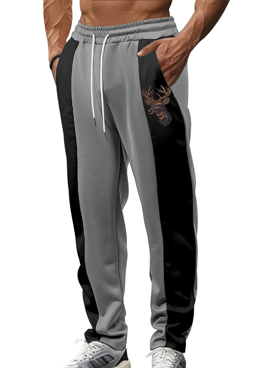 Herren nan sportive Trackpants mit seitlichen Kontrastbahnen elastischem Bund Kordelzug und Hirschstickerei EB