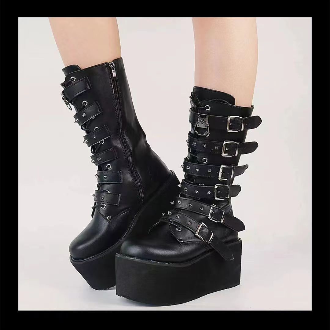 Damen nan hochschaftige Lack-Plateau-Stiefel mit mehrfach verstellbaren Schnallen und herzförmigen Nieten EB