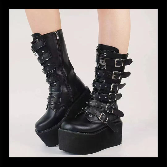 Damen nan hochschaftige Lack-Plateau-Stiefel mit mehrfach verstellbaren Schnallen und herzförmigen Nieten EB