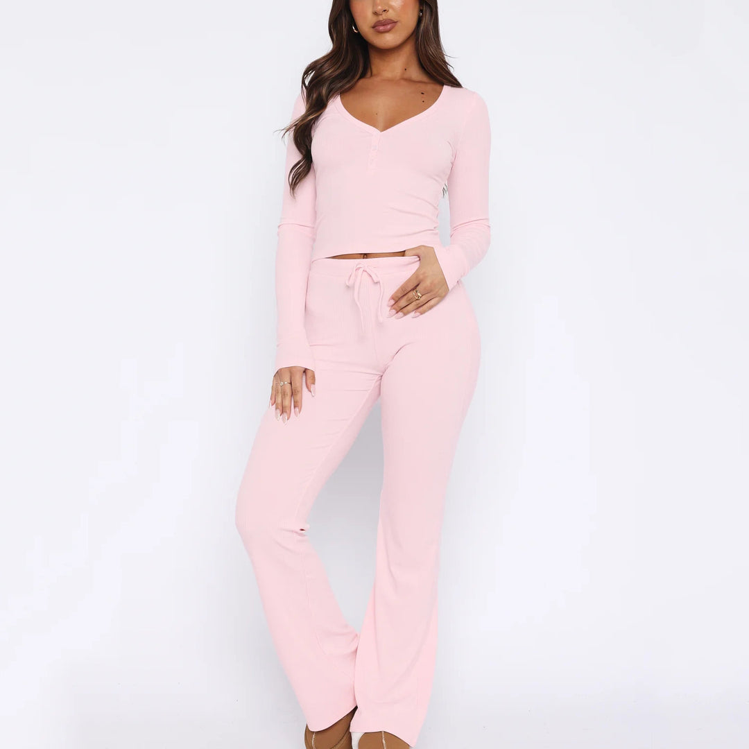 Damen geripptes Lounge-Set mit Henley-Knopfleiste, kurzem V-Shirt und hochgeschnittener Schlaghose EB
