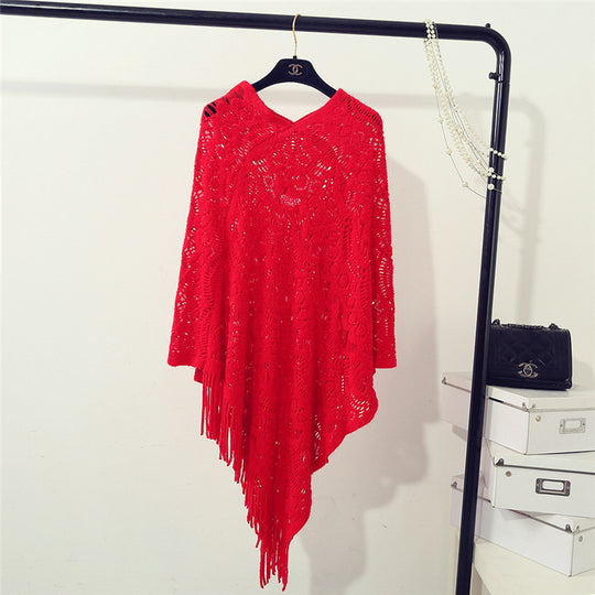 Damen Strickponcho mit auffälligem Häkelmuster und modischen Fransen EB