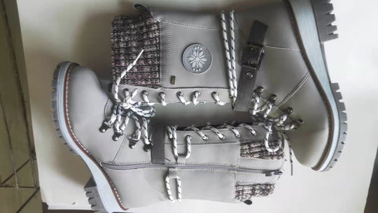 Damen nan gefütterte Schnürstiefel mit gestricktem Schaftbund, dekorativem Schnallenriemen und profilierter Gummisohle EB