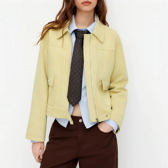 Damen Kurzjacke mit Reißverschluss, Hemdkragen und Pattentaschen EB