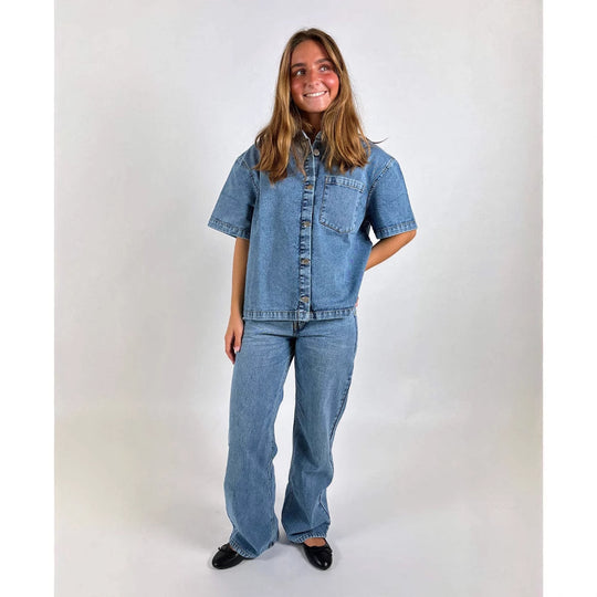 Damen Oversized Denim-Hemd mit kurzen Ärmeln und aufgesetzten Taschen EB