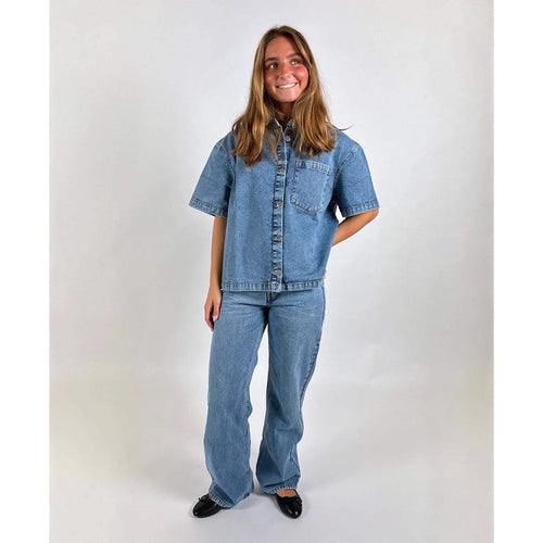 Damen Oversized Denim-Hemd mit kurzen Ärmeln und aufgesetzten Taschen EB
