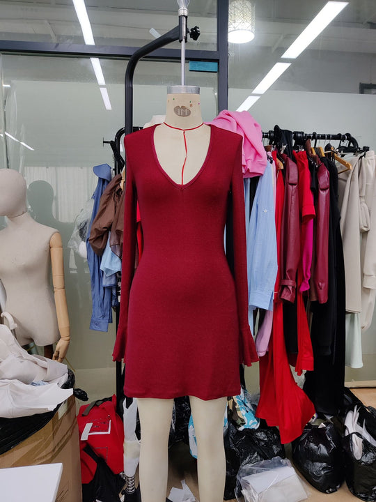Damen elegantes Strickkleid mit tiefem V-Ausschnitt und ausgestellten Ärmeln EB