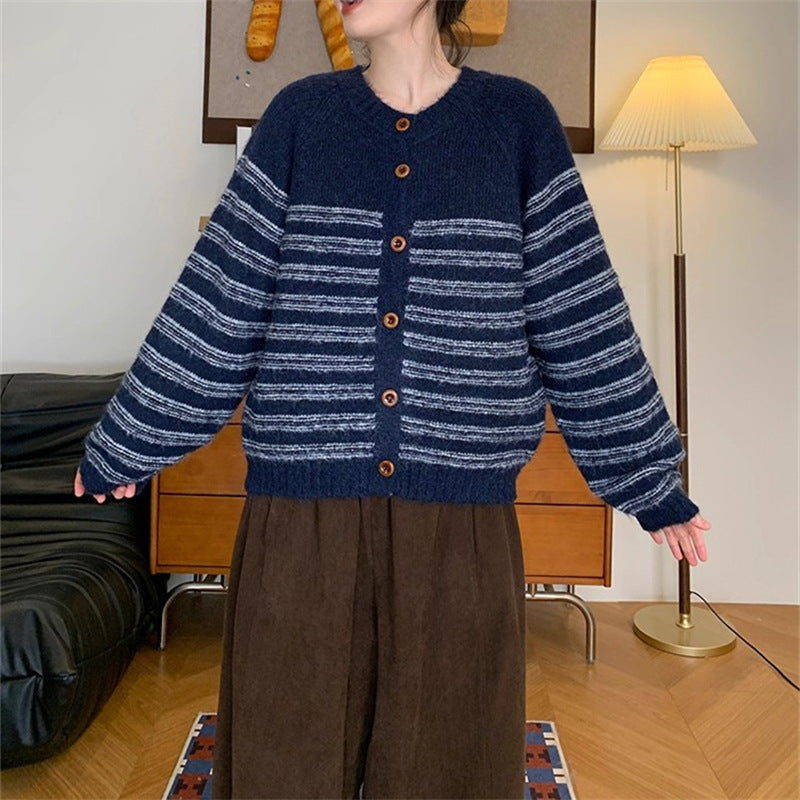 Damen Grobstrickjacke mit modernen Streifen und Knopfdetails EB