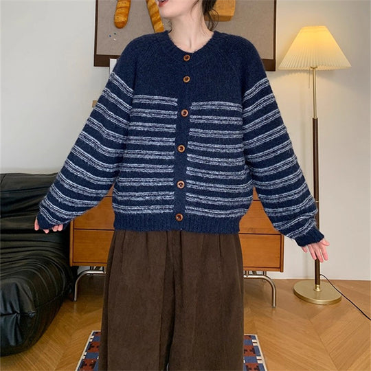 Damen Grobstrickjacke mit modernen Streifen und Knopfdetails EB