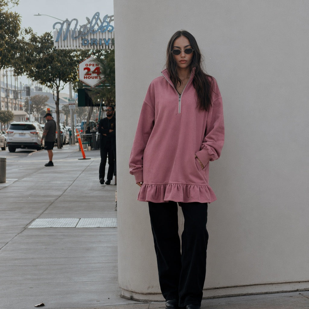 Damen Oversize-Sweatkleid mit halbem Reißverschluss, Ballonärmeln, seitlichen Eingrifftaschen und Volant-Saum Eichborn Berlin