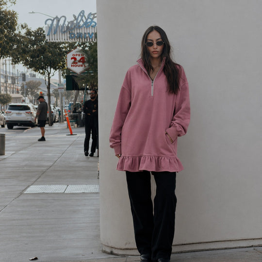 Damen Oversize-Sweatkleid mit halbem Reißverschluss, Ballonärmeln, seitlichen Eingrifftaschen und Volant-Saum Eichborn Berlin