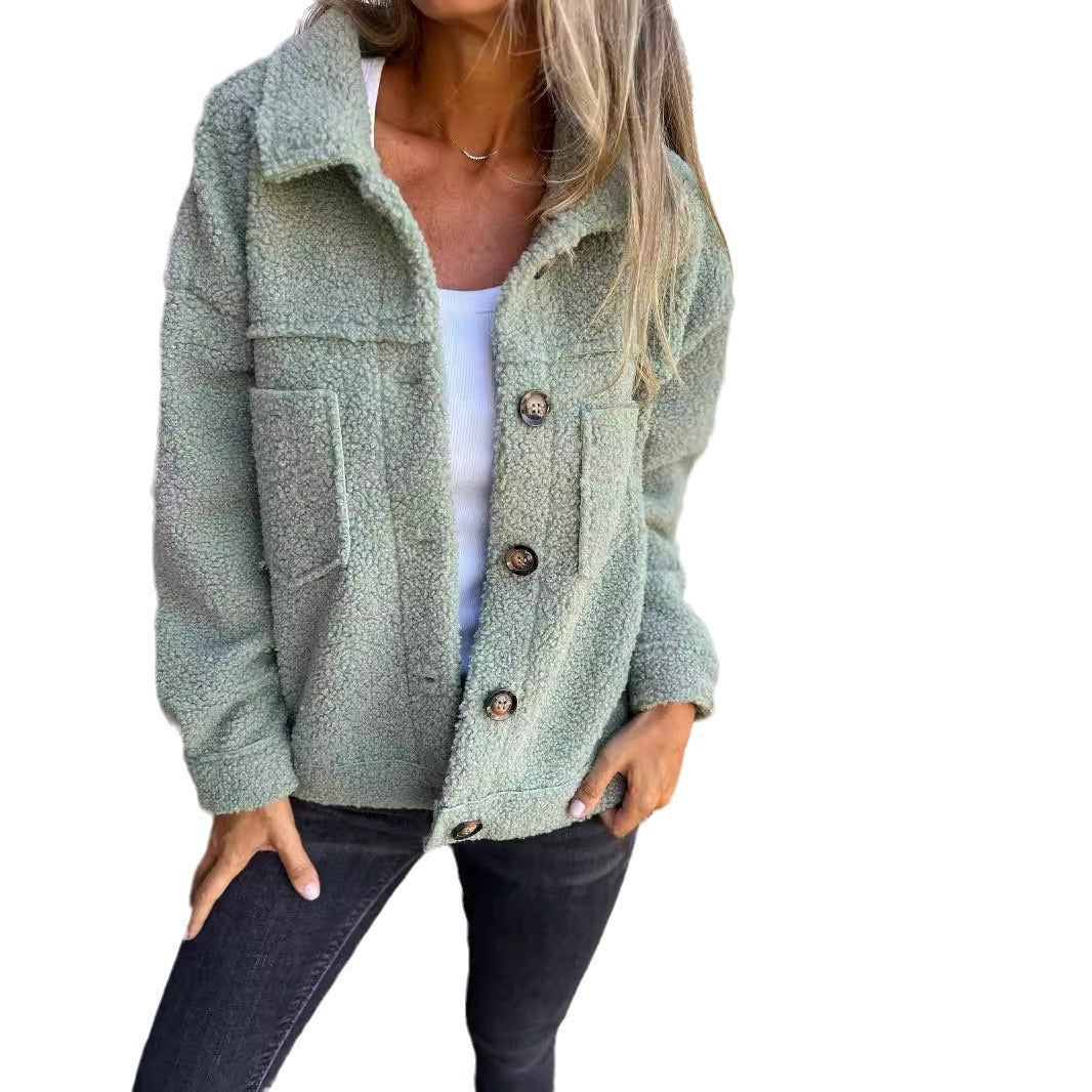 Damen nan Teddyjacke mit großem Reverskragen, durchgehender Knopfleiste und aufgesetzten Pattentaschen EB