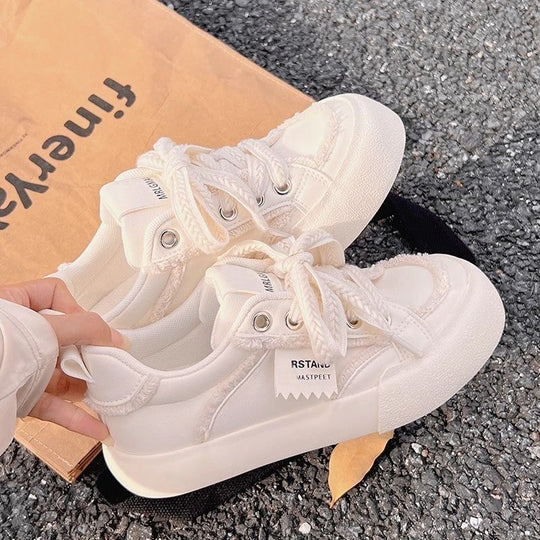 Damen Sportliche Sneakers mit stylischem Schnürsystem und modischen Applikationen EB