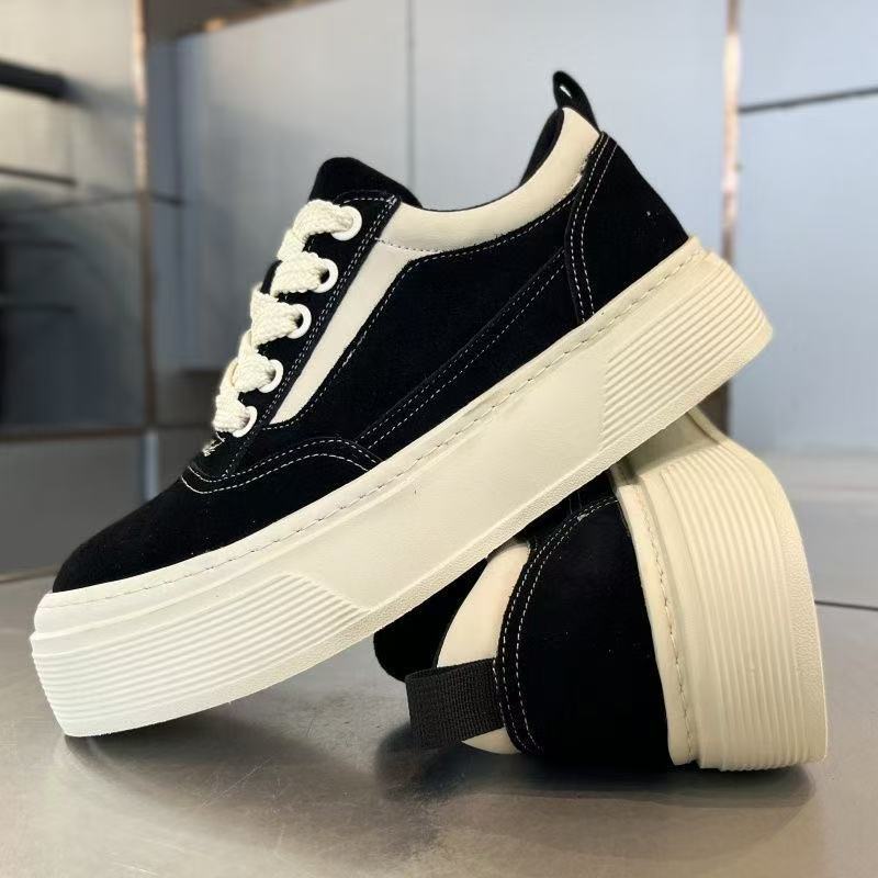 Damen Sneakers mit strukturiertem Obermaterial und voluminösem Sohlenprofil EB