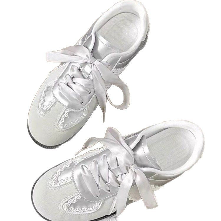 Damen Sneakers mit elegantem Satinband und feinen Häkelverzierungen EB