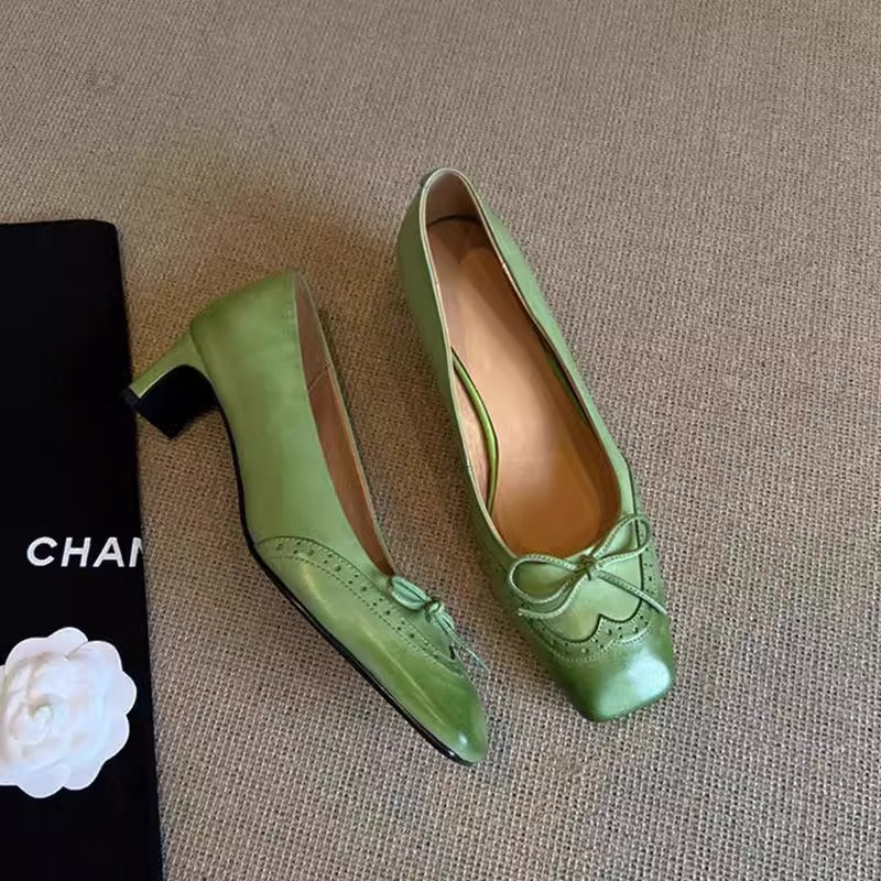 Damen elegante Pumps mit modischem Schleifenakzent und komfortablem Blockabsatz EB