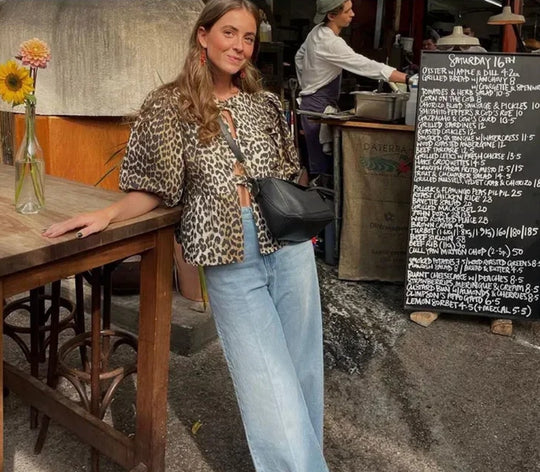 Damen Leoprint Kurzarmbluse mit verspielten Rüschen EB