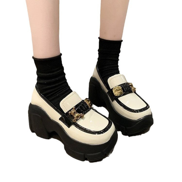 Damen Plateauschuhe mit glänzendem Obermaterial und modischen Applikationen EB