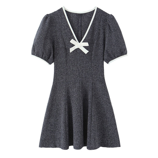 Damen Kurzarm Kleid mit eleganter Schleifenapplikation und V-Ausschnitt EB