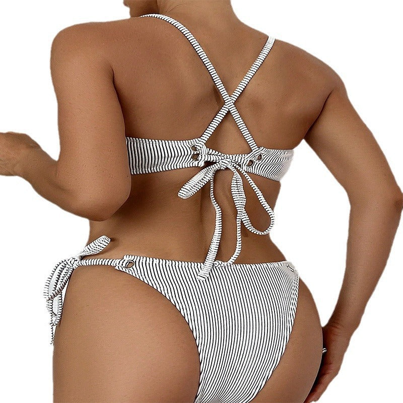 Damen Bandeau-Bikini mit strukturierter Oberfläche und verspielten Bindebändern EB