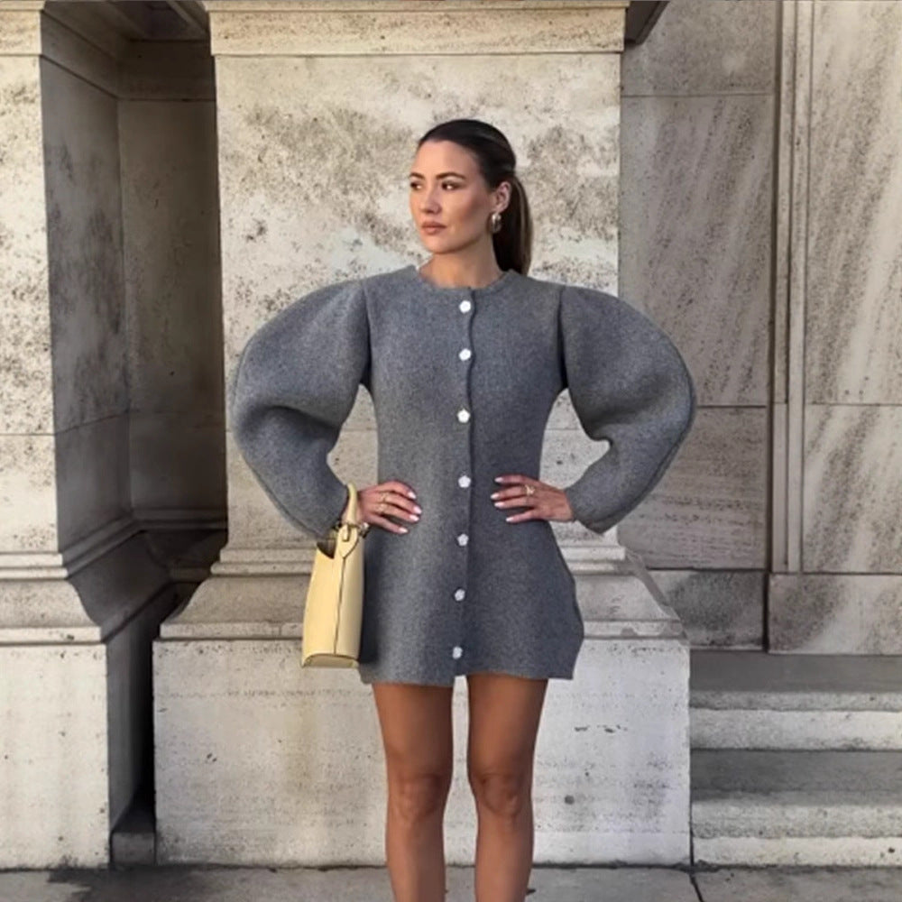 Damen Strickkleid mit voluminösen Ärmeln und eleganten Knopfdetails EB