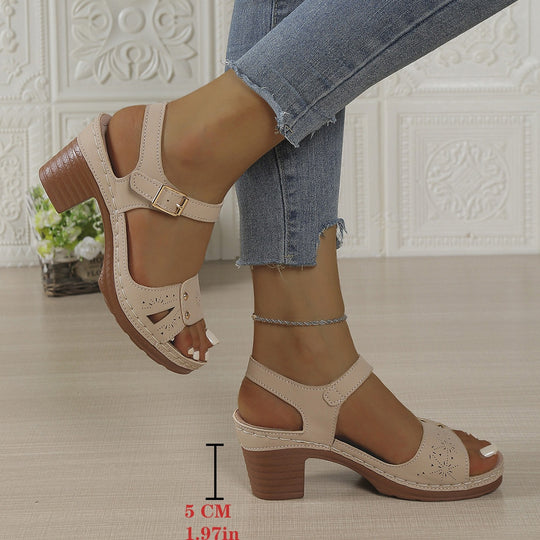 Damen Absatzsandalen mit modischem Riemen und dekorativen Akzenten EB