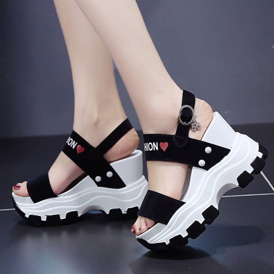 Damen Modische Plateausandalen mit verstellbaren Riemen und trendigem Detail EB