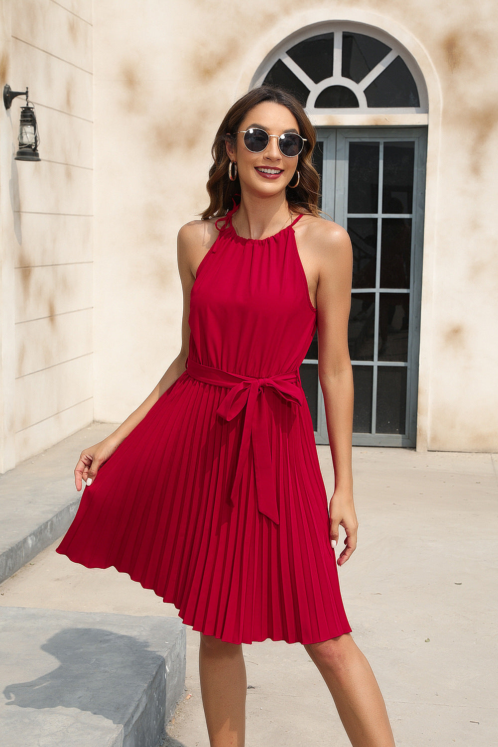 Damen Plissiertes Sommerkleid mit tailliertem Gürtel und Halterneck EB