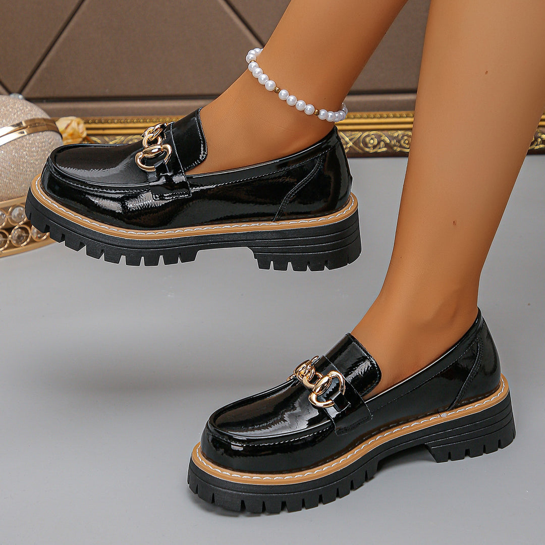 Damen  glänzende Lack-Loafer mit dekorativer Metallspange und profilierter Traktorsohle EB