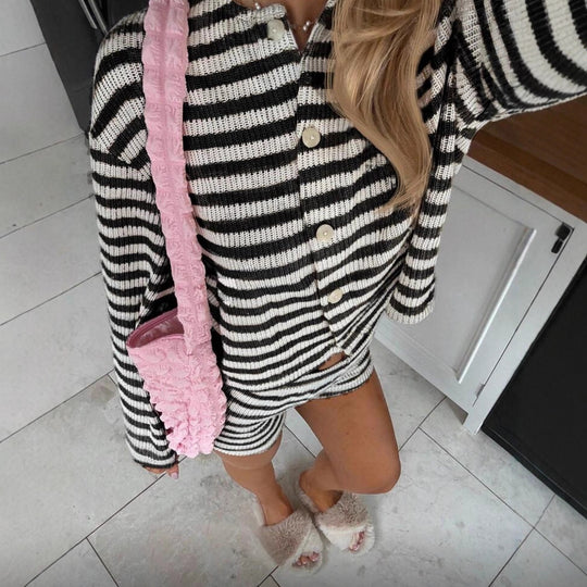 Damen nan feiner Rippstrick Zweiteiler mit kurzgeschnittenem Knopfcardigan und taillenhohen Shorts EB