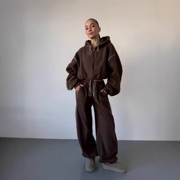 Damen gekürztes Zip-Hoodie mit Tunnelzug und hochgeschnittener weiter Fleece-Loungehose Eichborn Berlin