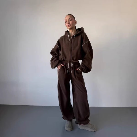 Damen gekürztes Zip-Hoodie mit Tunnelzug und hochgeschnittener weiter Fleece-Loungehose Eichborn Berlin