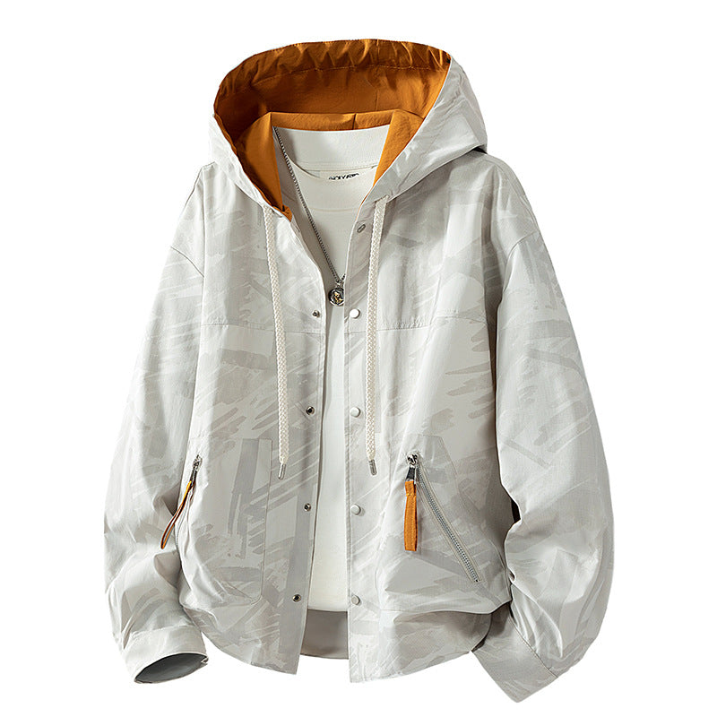 Herren leichter Kapuzenblouson mit unaufdringlichem Print, Druckknopfblende und schrägen Reißverschlusstaschen EB