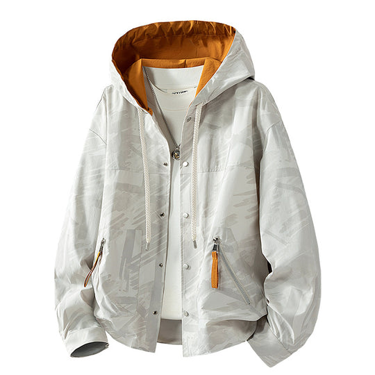 Herren leichter Kapuzenblouson mit unaufdringlichem Print, Druckknopfblende und schrägen Reißverschlusstaschen EB