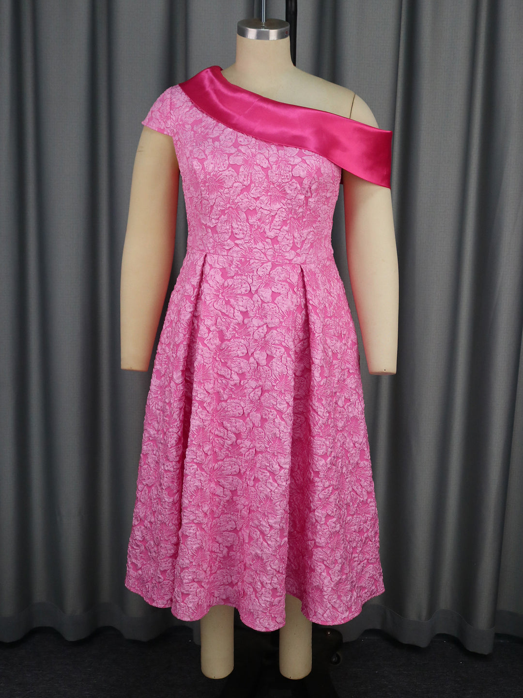 Damen Elegantes Kleid mit asymmetrischem Träger und floralem Muster EB