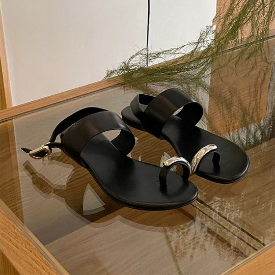 Damen elegante Zehentrenner-Sandalen mit modischen Riemen und metallic Akzent EB