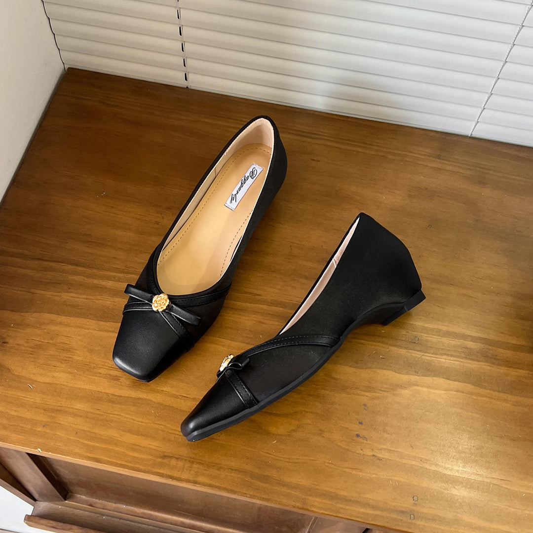 Damen Elegante Pumps mit floralem Schmuckdetail EB