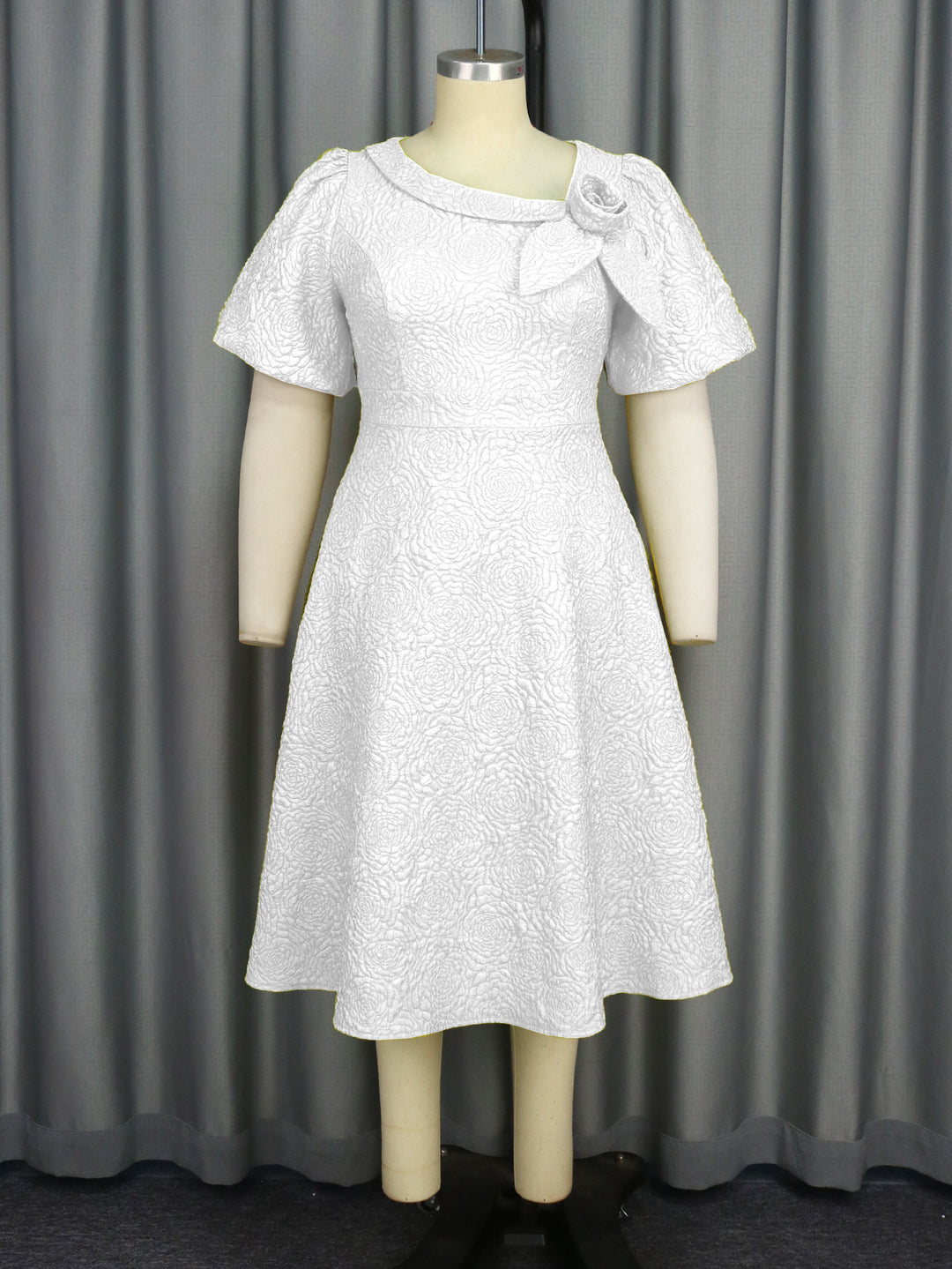 Damen Elegantes Kleid mit strukturierter Blumenapplikation EB