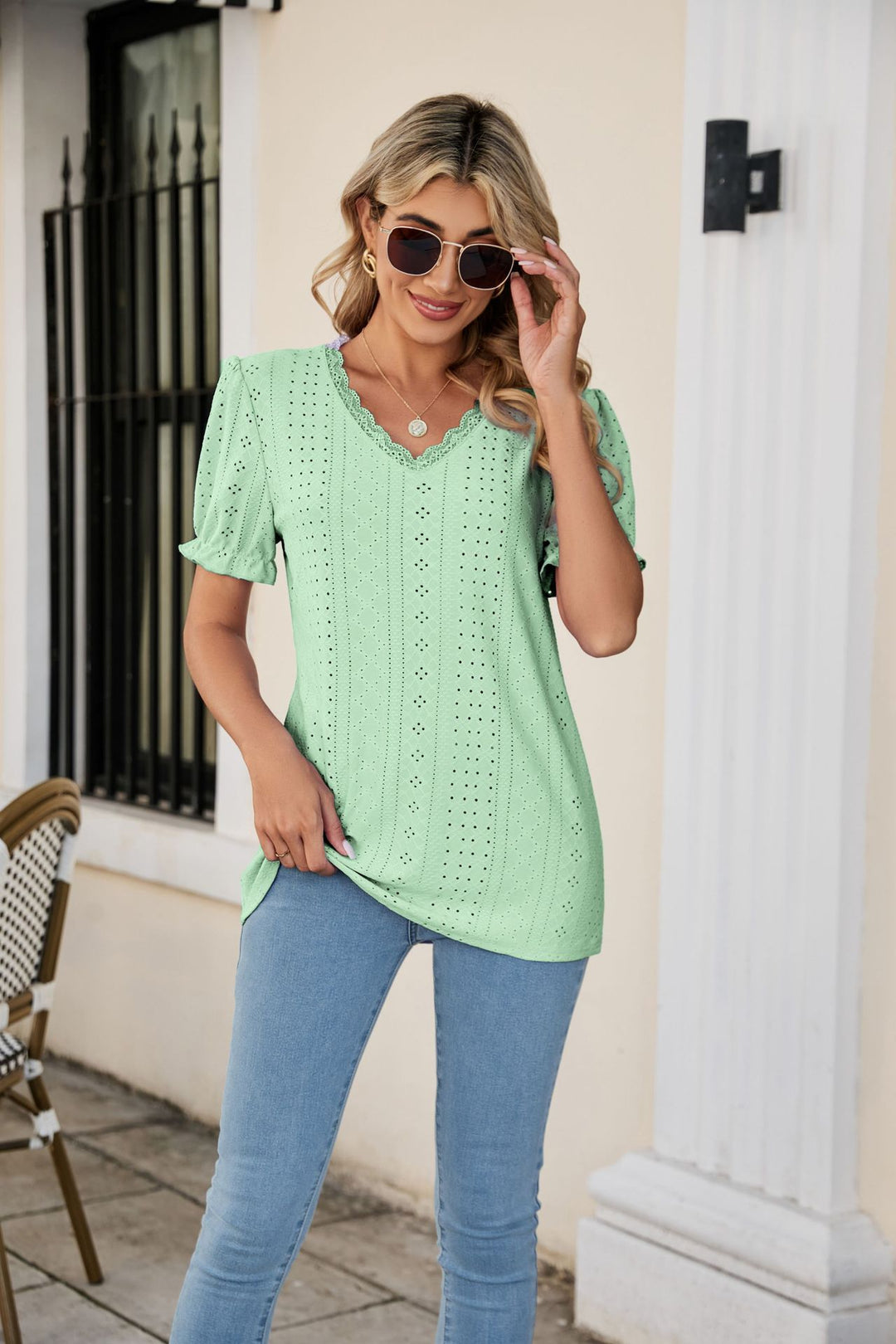Damen Bluse mit luftigen Rüschen und durchbrochenem Design EB