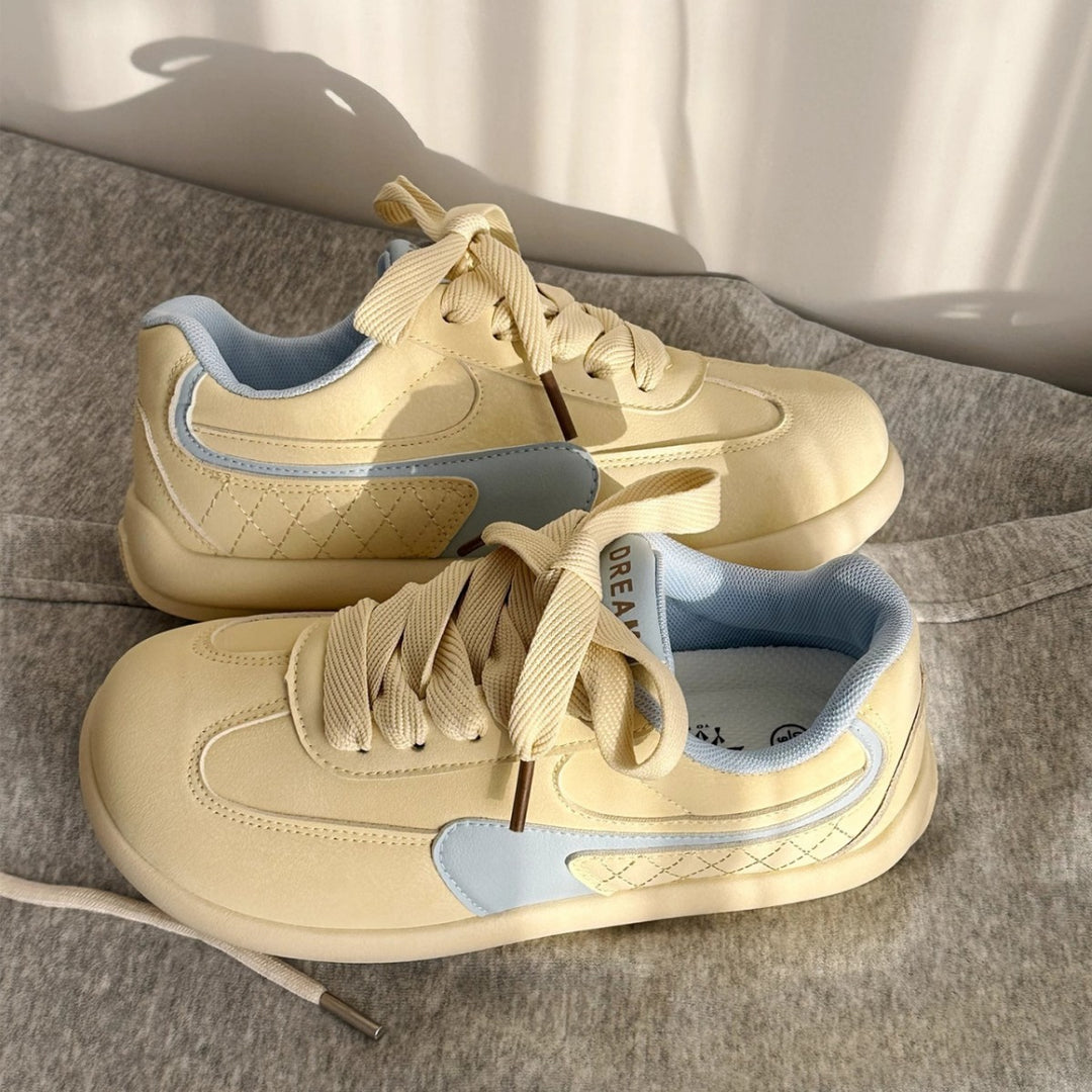 Damen Sneaker mit modischen Akzenten und rutschfester Sohle EB